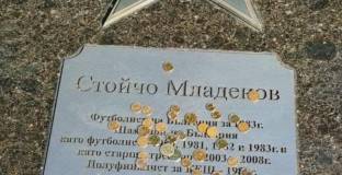 Нахвърляха жълти стотинки върху звездата на Алеята на славата на Младенов